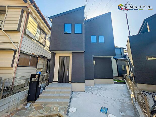 【現地外観写真】「QUAD」 -QUALITY＆DESIGN-
「外観デザイン」「内観デザイン」「設備」「構造」の言わば住まいにとって欠くことの出来ない4つの要素にこだわった住まいづくりのブランドを表現。