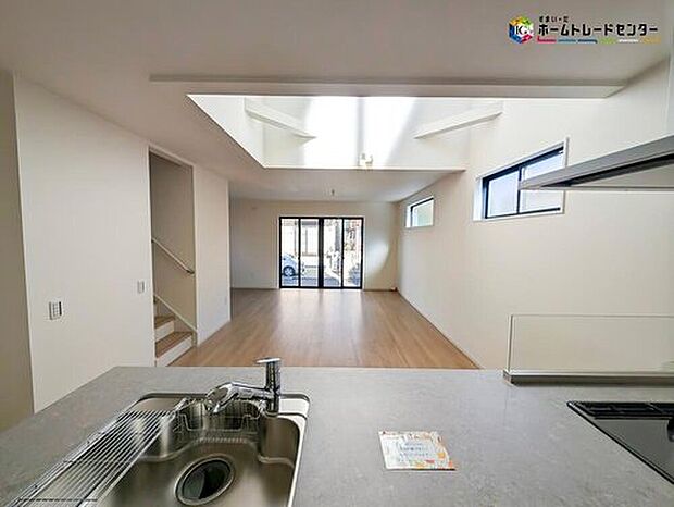 【キッチン】キッチンからのパパママ目線はコチラ♪キッチンは開放感もありリビング全体が見渡せますね♪広くて明るいキッチンは大変使いやすくなっております。

