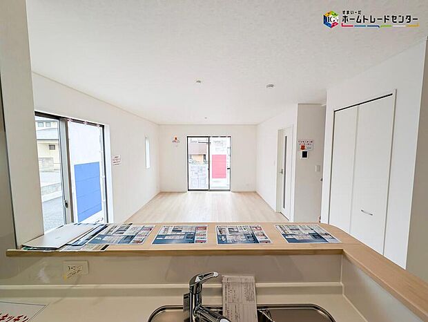 【キッチン】キッチンからのパパママ目線はコチラ♪キッチンは開放感もありリビング全体が見渡せますね♪広くて明るいキッチンは大変使いやすくなっております。