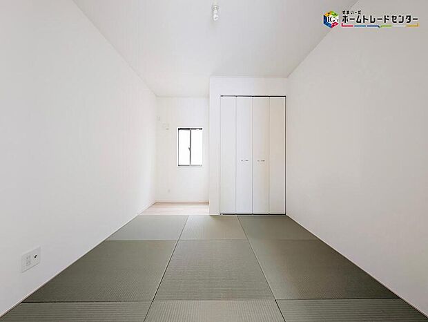 【リビング以外の居室】【2号棟】
リビングに続き間の洋風和室があります！来客時にも重宝しますが、小さなお子様を寝かせるスペースにもなりますので、使い方はあなた次第です。
