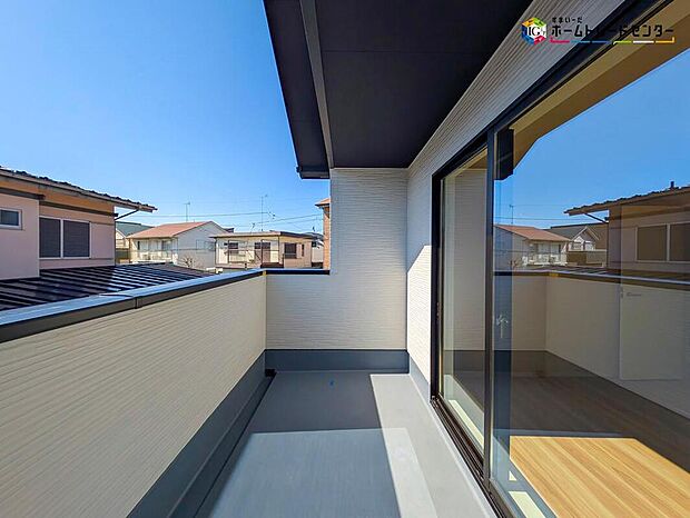 【バルコニー】広々としたバルコニーは、太陽の光がたくさん♪ご家族のお洗濯物やお布団もたっぷり干せる頼もしい存在です♪たくさんの洗濯物や全員の布団を一気に干せますね♪