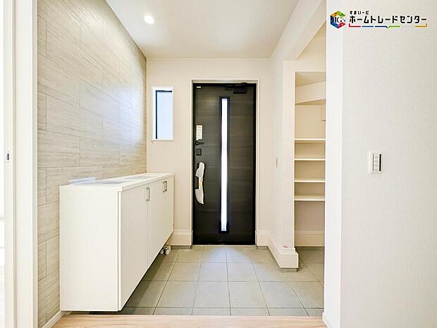 【玄関】明るく清潔感のある玄関でお客様を迎えるスペースをパッと明るい印象に！大容量の収納力で大家族の履物もすっきり収納できます♪ウッドテイストの玄関ドアがお洒落です。