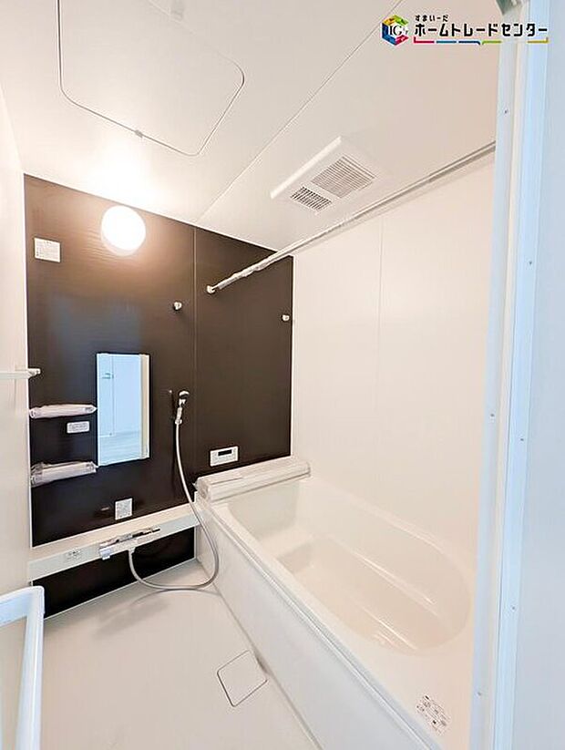 【浴室】ゆったり寛げる1坪タイプのシステムバス。
雨の日のお洗濯も安心の浴室乾燥機付き♪
毎日の疲れを洗い流せるような憩いの空間です！