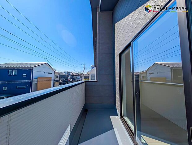【バルコニー】広々としたバルコニーは、太陽の光がたくさん♪ご家族のお洗濯物やお布団もたっぷり干せる頼もしい存在です♪たくさんの洗濯物や全員の布団を一気に干せますね♪