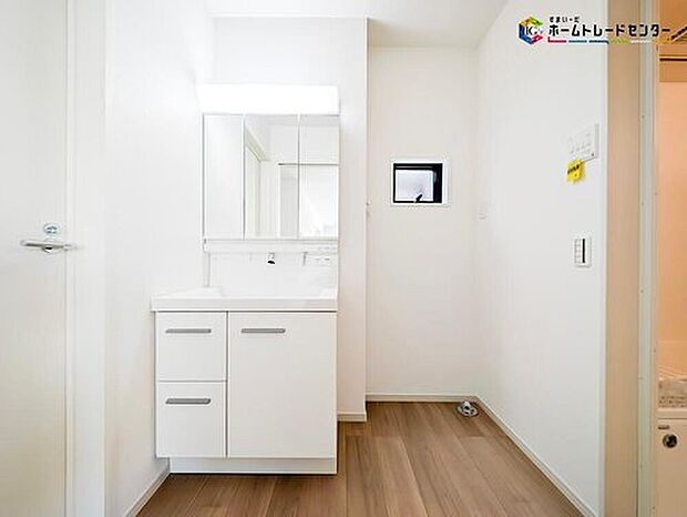 【洗面所】散らかりがちな洗面台も三面鏡の後ろの収納でスッキリ♪
三面鏡の後ろ以外にも収納がございますので、ちょっとした生活用品等の収納もできます！