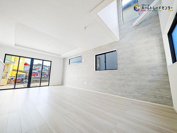 【リビング】陽光差し込む明るいリビング♪広々とした開放感あふれるLDKはゆったり寛げる充分な広さがございますので、ご家族でインテリアのレイアウトを考えるのも楽しみになりそうです。大きめのソファも置けますね♪