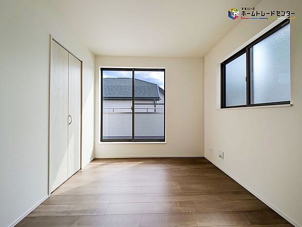 【リビング以外の居室】2面採光を確保した明るい室内は、風通しも良く居心地の良い空間となっております。爽やかな風を感じて起きる朝は、快適生活の始まりに！