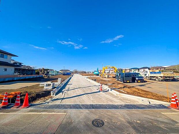 【前面道路含む現地写真】2026年5月一部棟完成予定!
平日・お仕事帰りなど、いつでもご案内致します!
お気軽にお問い合わせ下さい♪