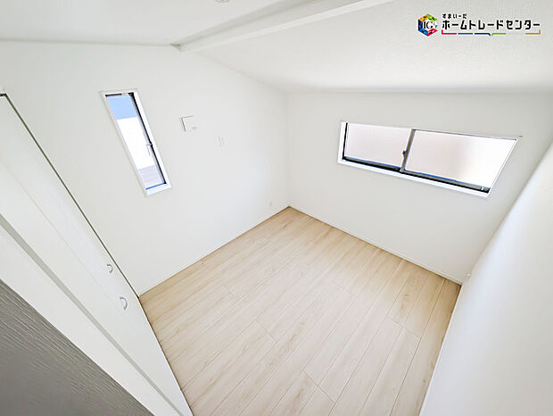 【リビング以外の居室】2面採光を確保した明るい室内は、風通しも良く居心地の良い空間となっております。爽やかな風を感じて起きる朝は、快適生活の始まりに！