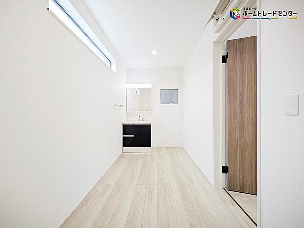 【洗面台・洗面所】白を基調とした爽やかなサニタリースペース。清潔感のある快適空間です。毎日の身支度も気持ち良くお使い頂けます！！高級感があり毎日の身だしなみも気分が上がりますね♪