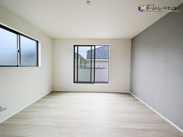 【リビング以外の居室】2面採光を確保した明るい室内は、風通しも良く居心地の良い空間となっております。爽やかな風を感じて起きる朝は、快適生活の始まりに！