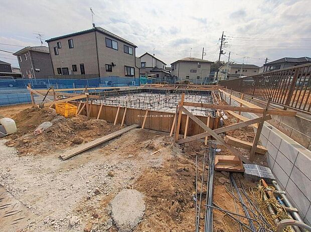 【現地外観写真】嬉しい設備仕様♪
浴室乾燥機、LDK20帖、全洋室、リビングイン階段、水廻り集中設計、ホール物入、床下収納、カウンターキッチン、駐車2台可能等！