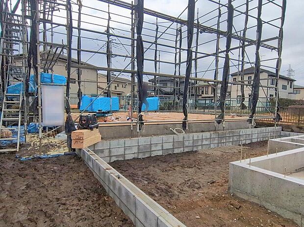 【現地外観写真】明るい南向き、降り注ぐ光に囲まれる邸宅。煌めく家族時間がここから始まる。