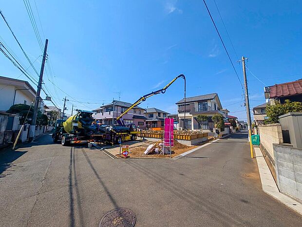 【前面道路含む現地写真】2026年7月完成予定！
平日・お仕事帰りなど、いつでもご案内致します！
お気軽にお問い合わせ下さい♪