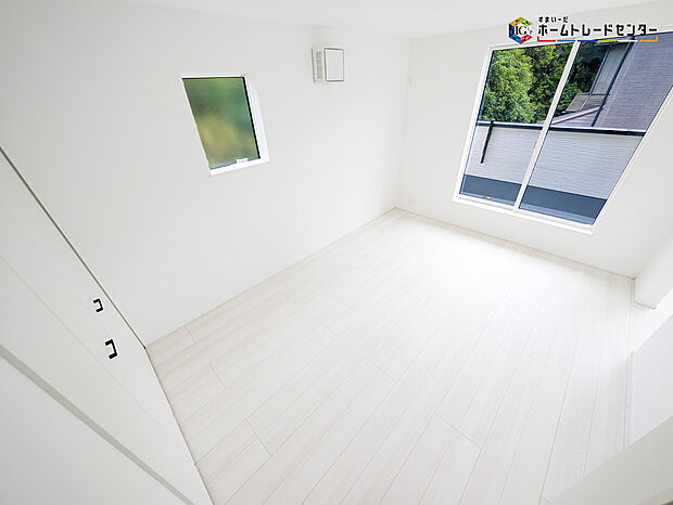 【リビング以外の居室】2面採光を確保した明るい室内は、風通しも良く居心地の良い空間となっております。爽やかな風を感じて起きる朝は、快適生活の始まりに！