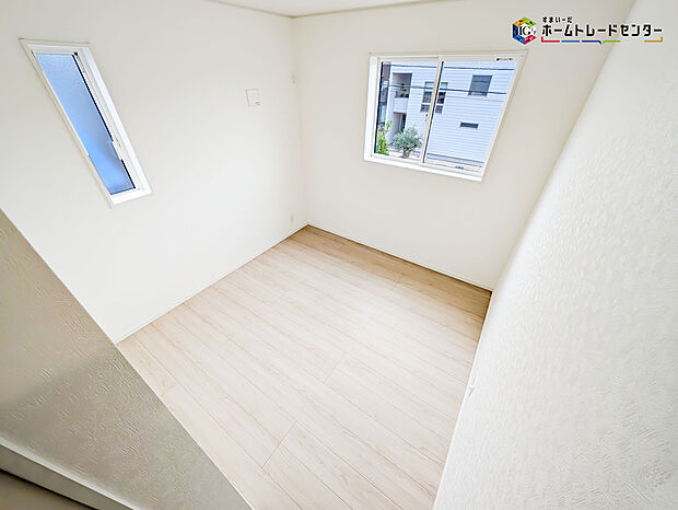 【リビング以外の居室】2面採光を確保した明るい室内は、風通しも良く居心地の良い空間となっております。爽やかな風を感じて起きる朝は、快適生活の始まりに!