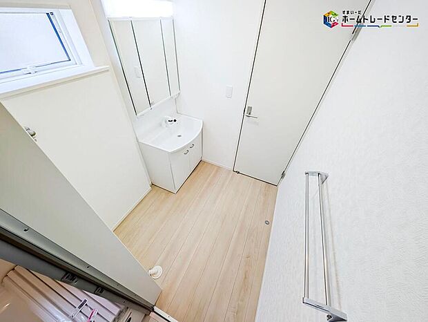 【洗面台・洗面所】三面鏡付きの洗面化粧台ですので、たっぷりと収納いただけます。
白を基調とした清潔感のある快適空間です。毎日の身支度も気持ち良くお使い頂けます！！