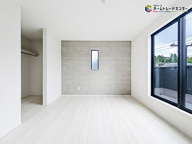 【リビング以外の居室】2面採光を確保した明るい室内は、風通しも良く居心地の良い空間となっております。爽やかな風を感じて起きる朝は、快適生活の始まりに!