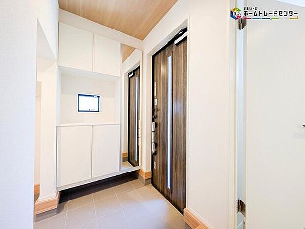 【玄関】開放感のある玄関ホール。温もり感じるフローリング仕様ですので、ご家族やお客様を温かく迎えてくれます。