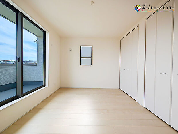 【リビング以外の居室】2面採光を確保した明るい室内は、風通しも良く居心地の良い空間となっております。爽やかな風を感じて起きる朝は、快適生活の始まりに！