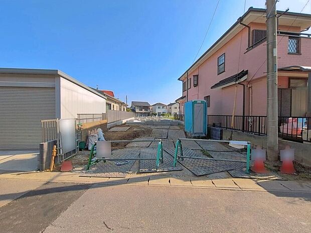【現地外観写真】嬉しい仕様がたくさん！
南向き、浴室乾燥機、全洋室、納戸、WIC、ワイドバルコニー、庭、カースペース1台分等！