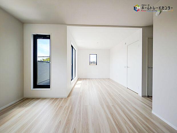 【リビング以外の居室】2面採光を確保した明るい室内は、風通しも良く居心地の良い空間となっております。爽やかな風を感じて起きる朝は、快適生活の始まりに！
