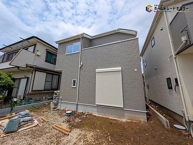 【現地外観写真】ZEH水準を満たした、省エネ性能に優れた物件です。庭付きの為、ガーデニングやお子様の遊び場など多目的な楽しみ方ができます♪