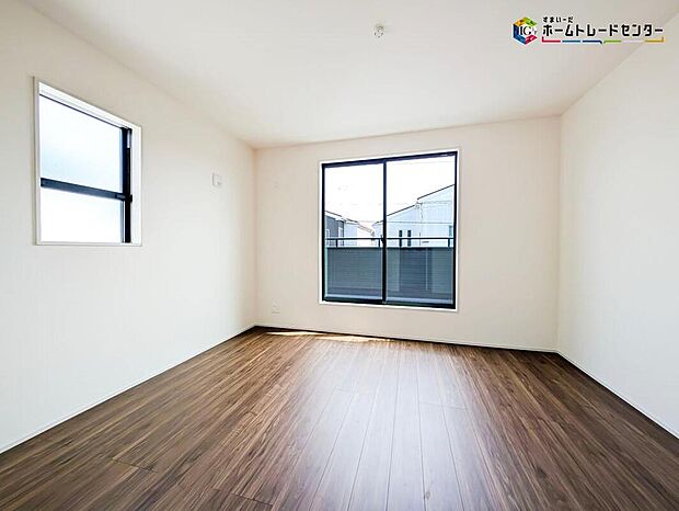 【リビング以外の居室】2面採光を確保した明るい室内は、風通しも良く、大変居心地の良い空間となっております。
爽やかな風を感じて起きる朝は、快適生活の始まりに！