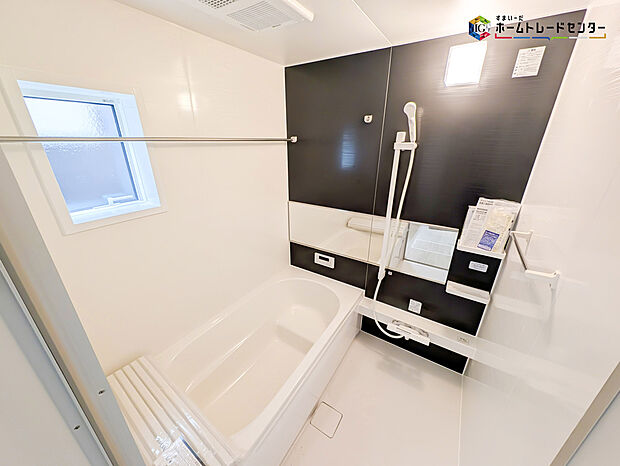 【浴室】毎日の疲れを癒す浴室は1坪タイプで、床は乾きやすく、滑りにくい速乾床を採用しておりお子様とのお風呂タイムも安心してゆったりとくつろげます。