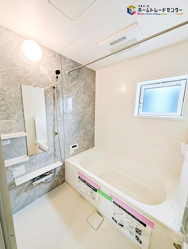 【浴室】ゆったり寛げる1坪タイプのシステムバス。雨の日のお洗濯も安心の浴室乾燥機付き♪毎日の疲れを洗い流せるような憩いの空間です!