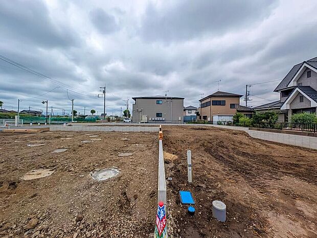 【現地外観写真】嬉しい仕様がたくさん!平屋、浴室乾燥機、洋風和室、ストレージルーム、SIC、パントリー、リビング収納、ホール物入、タッチレス水栓、防犯カメラ、インナーバルコニー、駐車2台可能等!