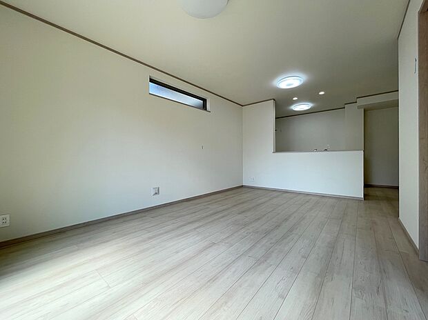 ◆リビングを温かく居心地の良い空間にしてくれる木目調の柔らかな風合い。休日はご家族みんなの癒しや憩いの場となってくれます♪