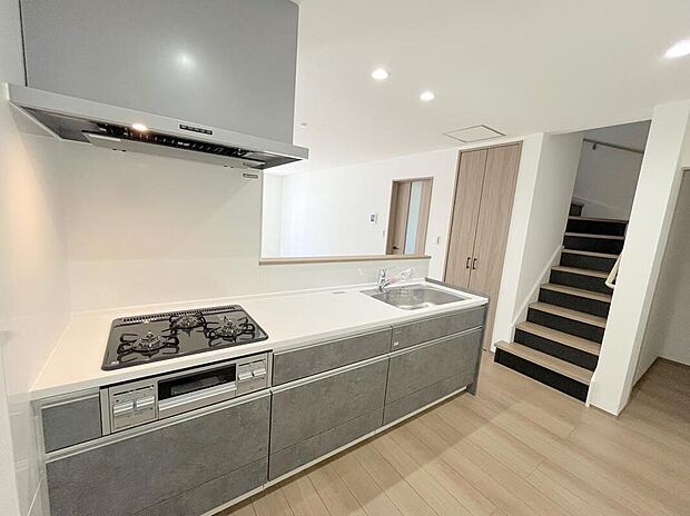 ◆人気の対面式キッチン。お食事の準備をしながらでもご家族とのコミュニケーションを楽しめます♪ぜひご見学の際にはキッチンに立ち、生活をイメージしてください。