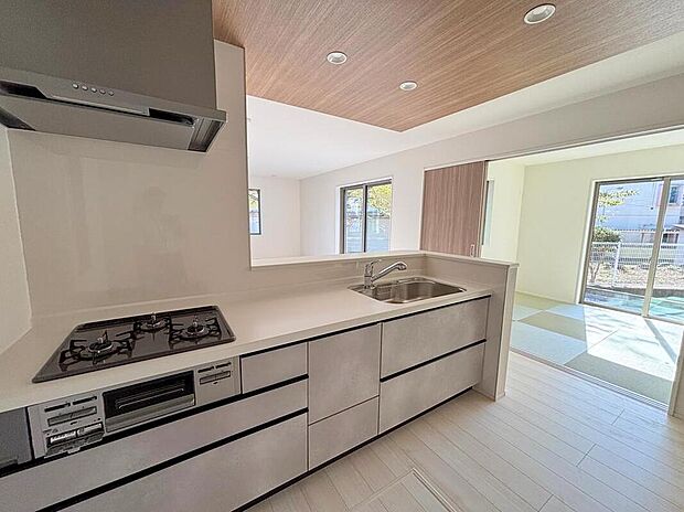 ◆人気の対面式キッチン。お食事の準備をしながらでもご家族とのコミュニケーションを楽しめます♪ぜひご見学の際にはキッチンに立ち、生活をイメージしてください。