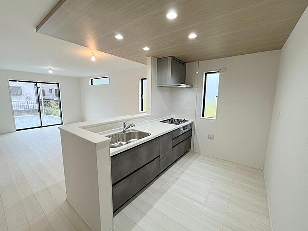 ◆人気の対面式キッチン。お食事の準備をしながらでもご家族とのコミュニケーションを楽しめます♪ぜひご見学の際にはキッチンに立ち、生活をイメージしてください。