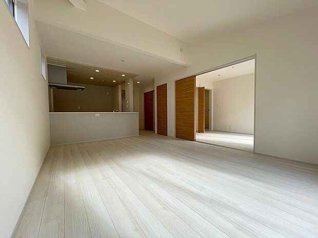 ◆南向きの大きな窓から明るい陽射しがたっぷり入ります。一日を通して陽射しをしっかり取り込んでくれる2面採光なので、夜まで照明いらずで過ごせます♪