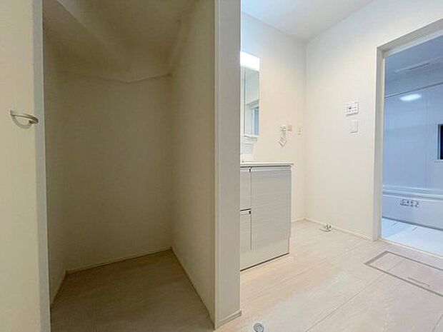 ◆洗面スペースはお掃除やメンテナンスが楽にできる様に設計されております。ドラム式の洗濯機を配置しても十分なスペースを確保した設計となっております。