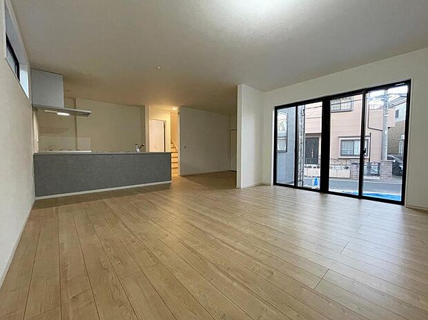 ◆南向きの大きな窓から明るい陽射しがたっぷり入ります。一日を通して陽射しをしっかり取り込んでくれる2面採光なので、夜まで照明いらずで過ごせます♪