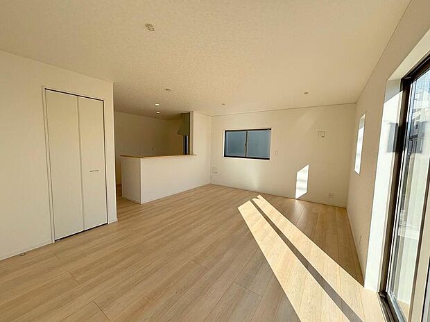 ◆リビングを温かく居心地の良い空間にしてくれる木目調の柔らかな風合い。休日はご家族みんなの癒しや憩いの場となってくれます♪