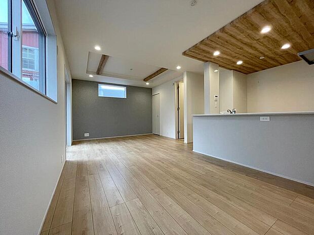 ◆南向きの大きな窓から明るい陽射しがたっぷり入ります。一日を通して陽射しをしっかり取り込んでくれる2面採光なので、夜まで照明いらずで過ごせます♪