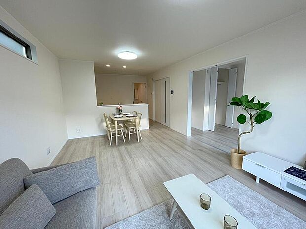 ◆南向きの大きな窓から明るい陽射しがたっぷり入ります。一日を通して陽射しをしっかり取り込んでくれる2面採光なので、夜まで照明いらずで過ごせます♪