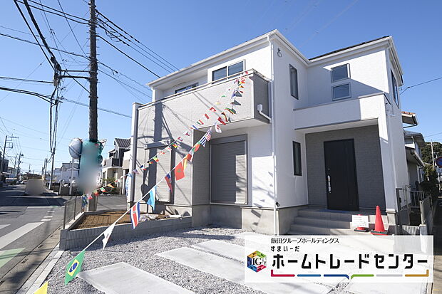 ◆南向きの大きな窓から明るい陽射しがたっぷり入ります。一日を通して陽射しをしっかり取り込んでくれる2面採光なので、夜まで照明いらずで過ごせます♪