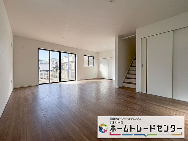 ◆リビングを温かく居心地の良い空間にしてくれる木目調の柔らかな風合い。休日はご家族みんなの癒しや憩いの場となってくれます♪