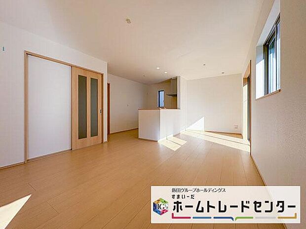 ◆リビングを温かく居心地の良い空間にしてくれる木目調の柔らかな風合い。休日はご家族みんなの癒しや憩いの場となってくれます♪