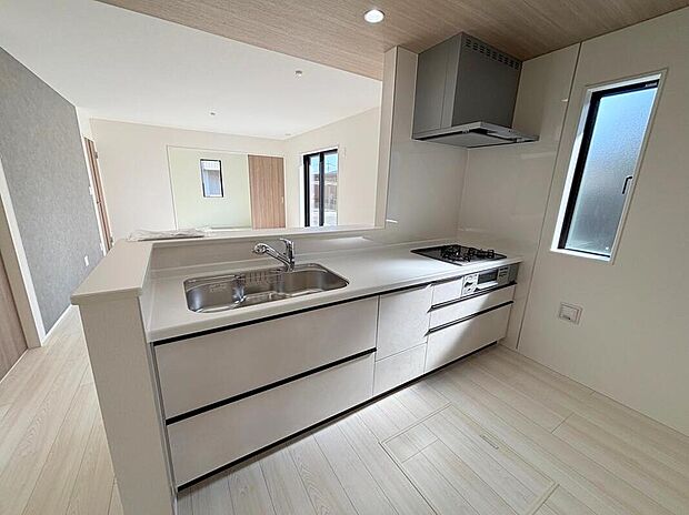 ◆人気の対面式キッチン。お食事の準備をしながらでもご家族とのコミュニケーションを楽しめます♪ぜひご見学の際にはキッチンに立ち、生活をイメージしてください。