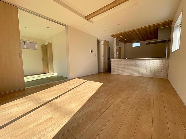 ◆大きな窓は遮音性に優れたペアガラスの窓となっています。リビングでたくさんはしゃいで遊んでも、お子様の声を気にしなくて大丈夫です♪