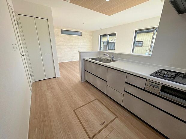 ◆人気の対面式キッチン。お食事の準備をしながらでもご家族とのコミュニケーションを楽しめます♪ぜひご見学の際にはキッチンに立ち、生活をイメージしてください。