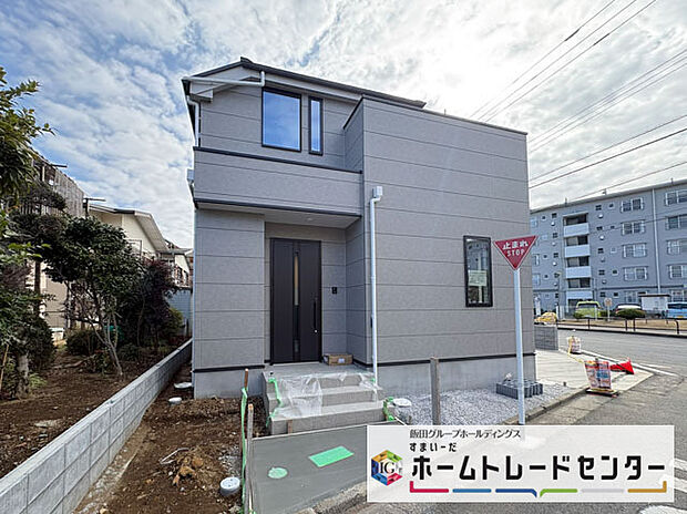 それぞれの方角から光が入ってくるため日当たりがよく開放感が得られます。また、人目に付きやすいため、家を開けることが多い家族にとって防犯対策にも有効です。