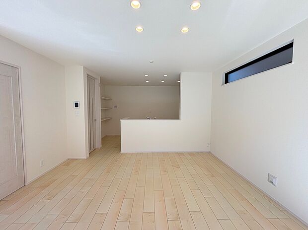 ◆南向きの大きな窓から明るい陽射しがたっぷり入ります。一日を通して陽射しをしっかり取り込んでくれる2面採光なので、夜まで照明いらずで過ごせます♪