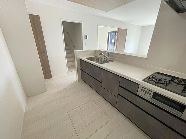 ◆人気の対面式キッチン。お食事の準備をしながらでもご家族とのコミュニケーションを楽しめます♪ぜひご見学の際にはキッチンに立ち、生活をイメージしてください。